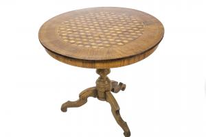 Tavolo Rolo lastronato in noce con decorazioni geometriche  mai restaurato